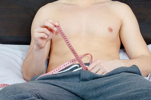 uomo che misura il pene prima dell'ingrandimento
