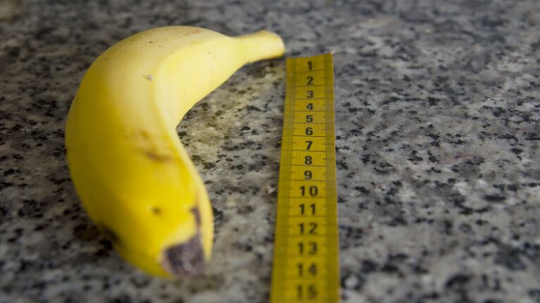 misurazione del pene dopo l'ingrandimento del glande sull'esempio di una banana