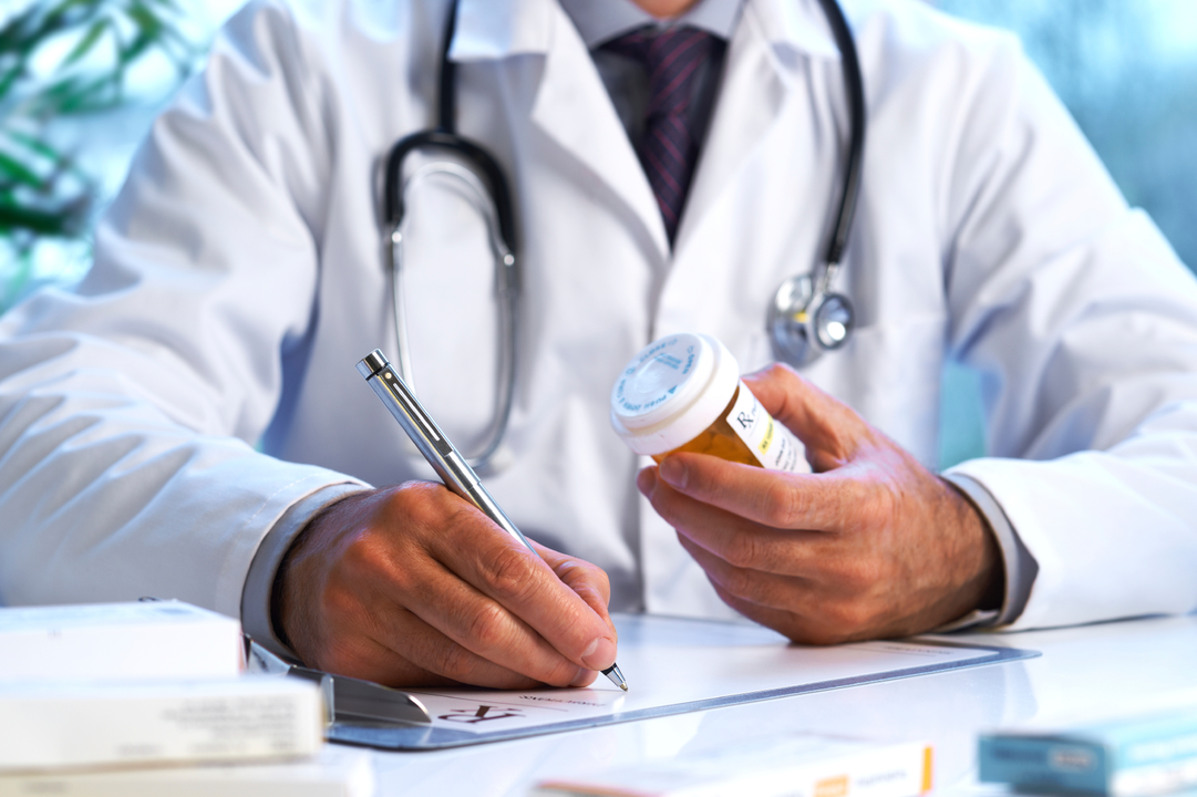 il medico prescrive farmaci dopo l'intervento chirurgico di ingrandimento del pene