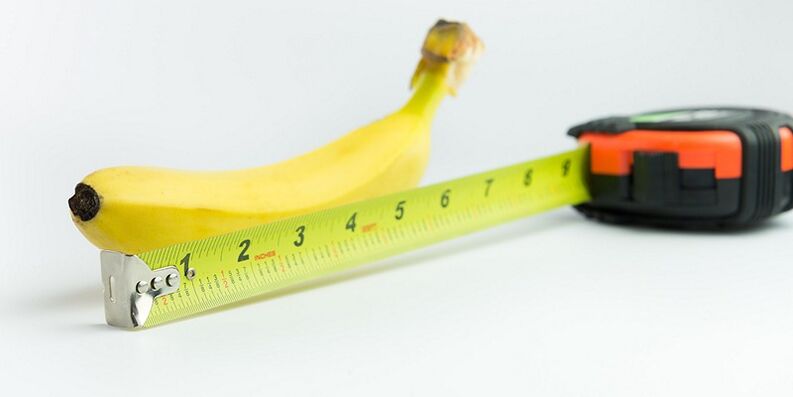 misurazione del pene dopo l'intervento chirurgico sull'esempio di una banana
